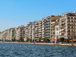 крайбрежна алея Солун дървена платформа