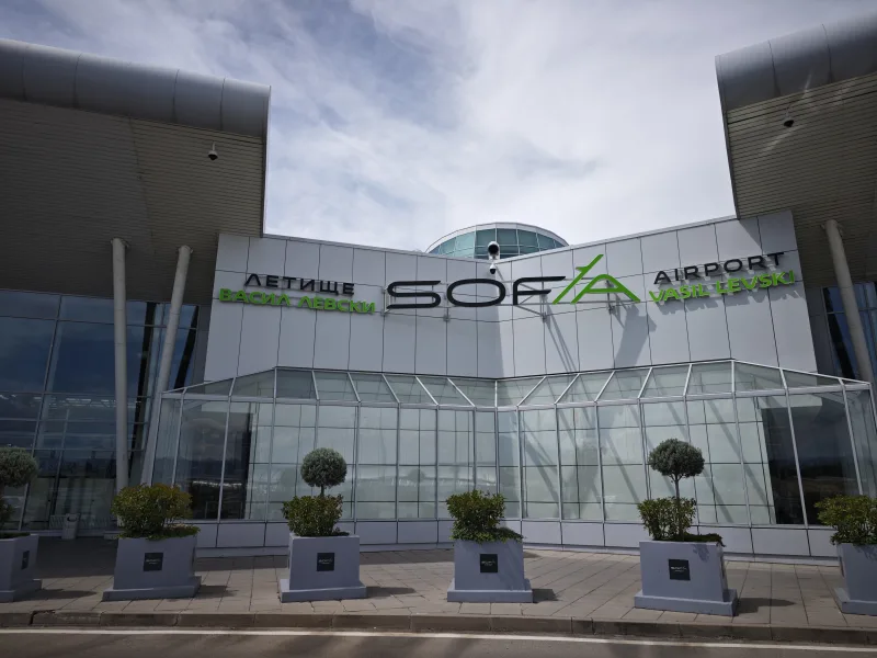 силен вятър летище Васил Левски отменени полети