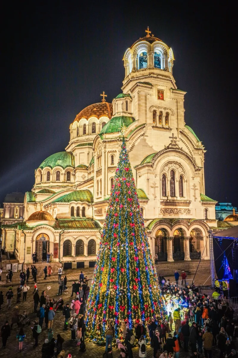 Запалиха светлините на Коледната елха в София